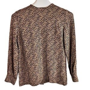 Unbranded Leopard Pattern 100% Silk Blouse with Button Down Back Size 6‎